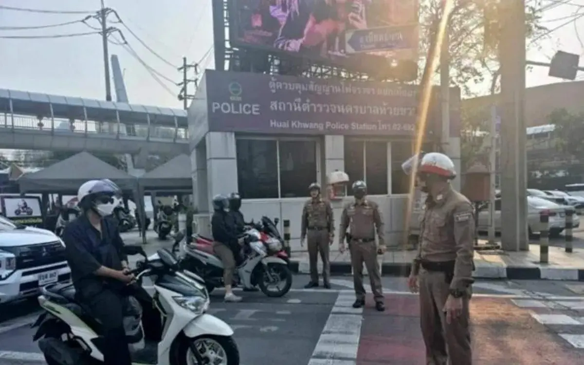 Trotz 2.000 Baht Strafe! Touristen verweigern Schutzhelme