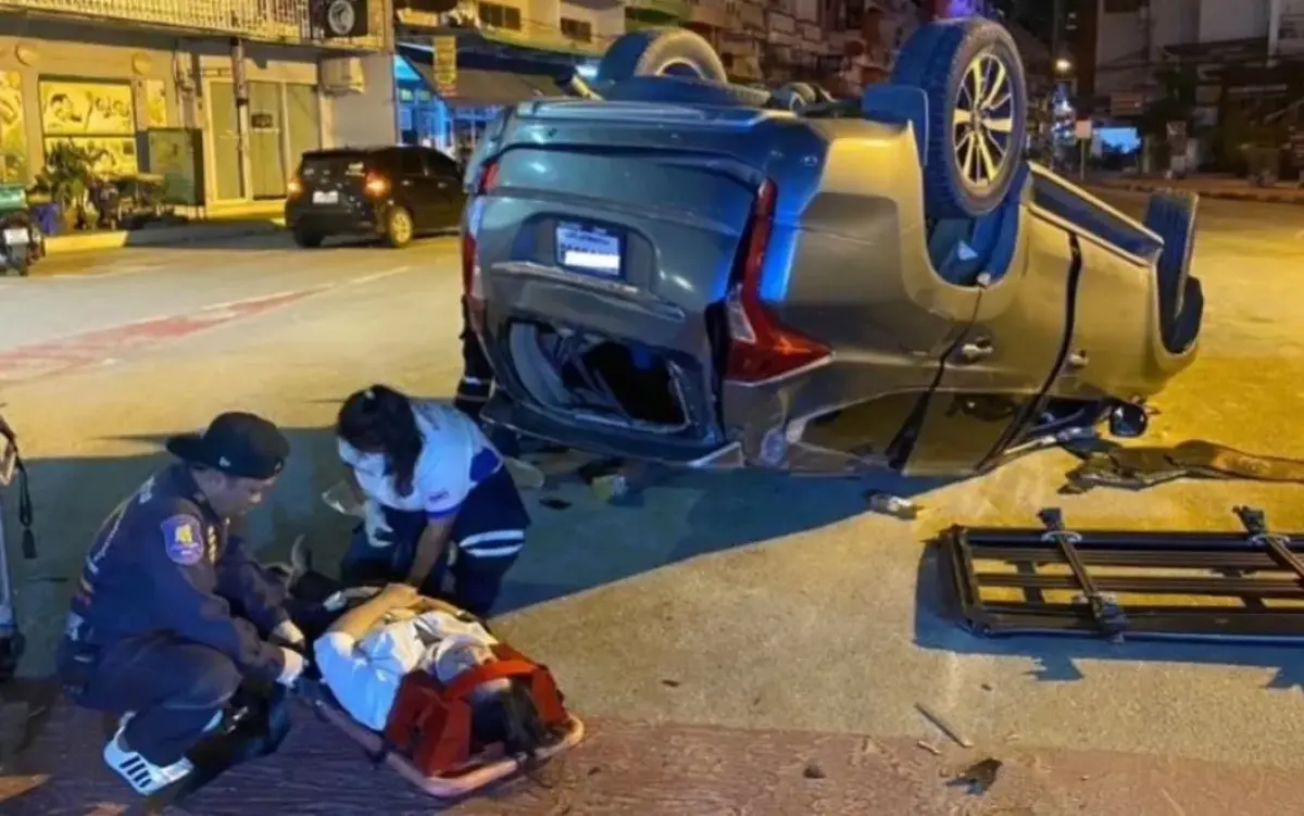 VIDEO: Betrunkene rast in SUV – Ausländer verletzt