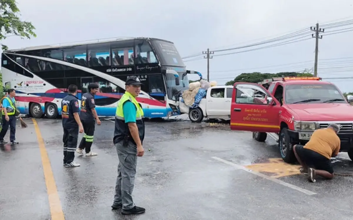 Massenkarambolage mit Touristenbus