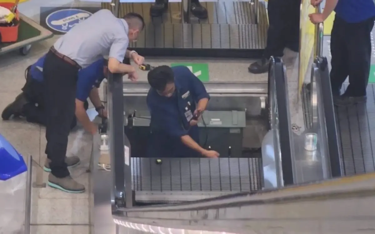 Rolltreppe am flughafen reisst fast touristen mit video e59bd683