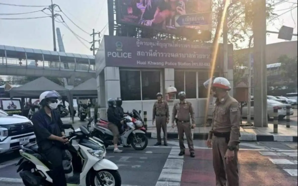 Touristen Ignorieren Helmpflicht – Thais bezahlen
