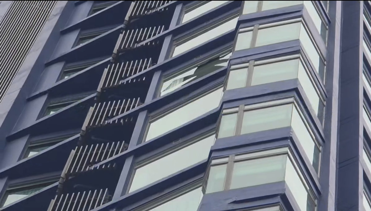 Psycho-Drama im Hotel: Ausländer wirft Möbel aus dem 12. Stock!