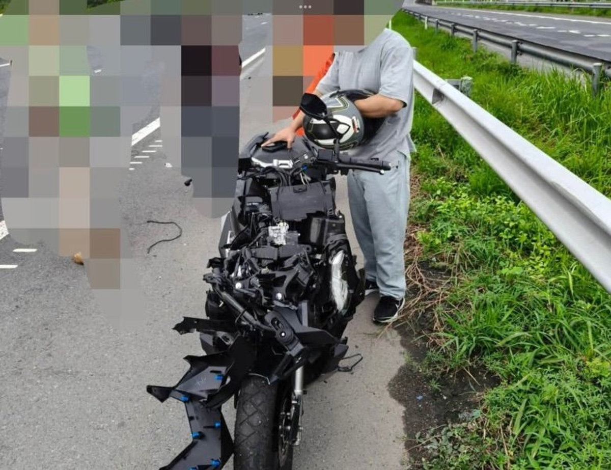 VIDEO: Schlafend auf dem Bike – Dann knallt’s gegen den Tanklaster