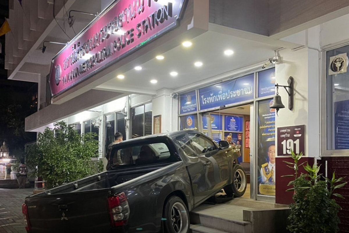 Blamable Panne: Mit Pickup in Polizeistation gekracht