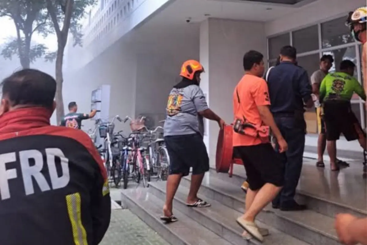Ein Brand im Wohnheim des Siriraj Hospitals hat zur vorübergehenden Schließung des Dialysezentrums geführt. (Foto: Facebook fire&rescue Thailand)
