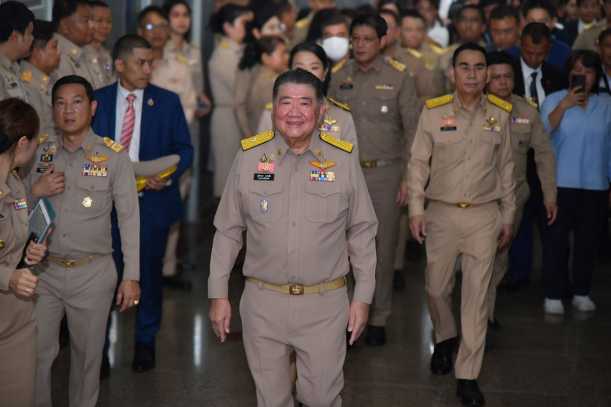 Phumtham warnt faule Beamte: „Keine Ausreden mehr!