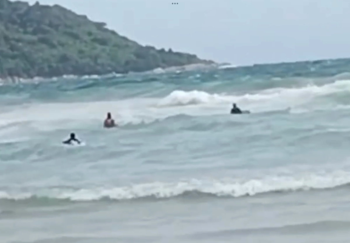 Video zeigt Rettung: Wellen reißen Kinder aufs Meer hinaus