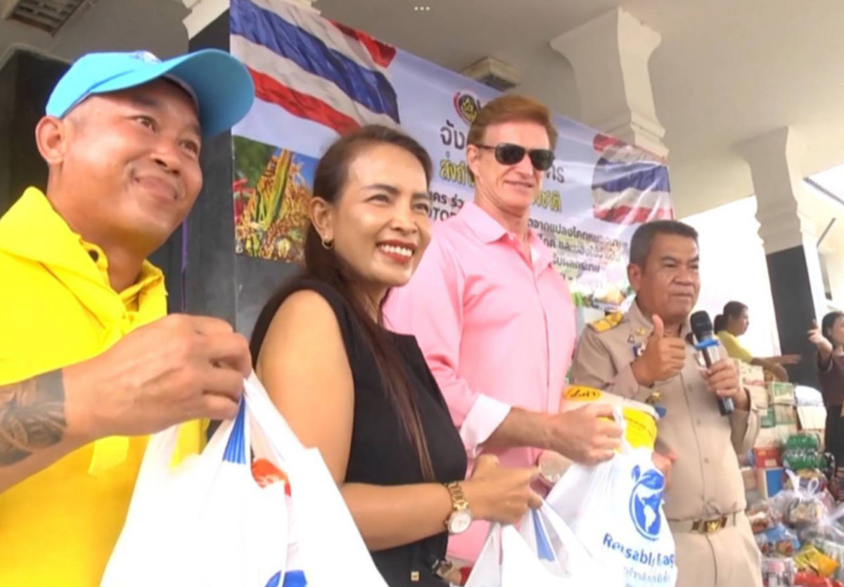 Ausländer spendet Reis für thailändische Grenzsoldaten