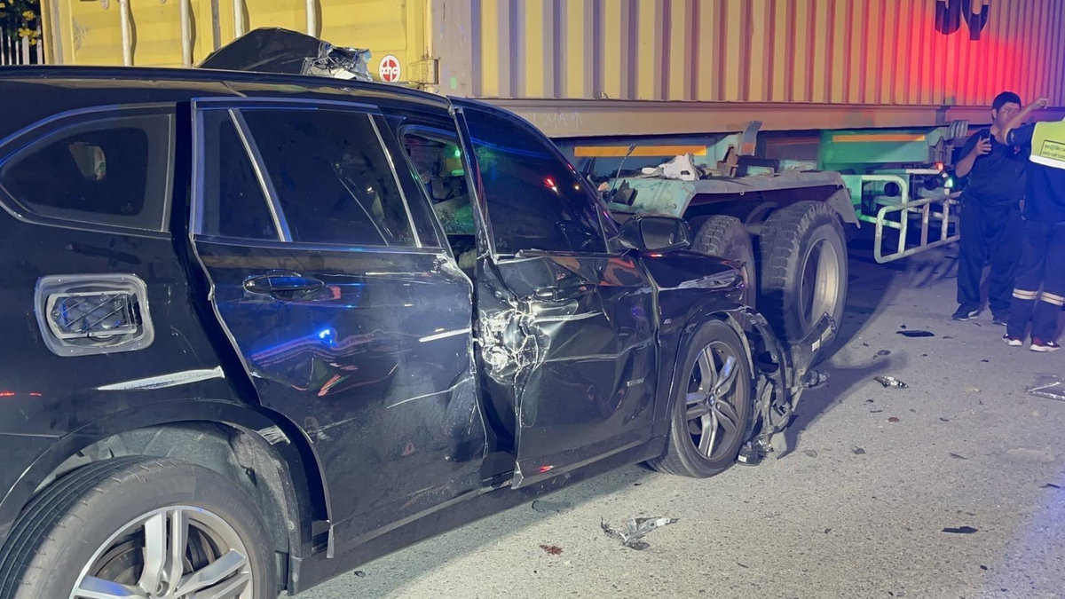 BMW kracht in LKW – Fahrerin stirbt an Unfallstelle