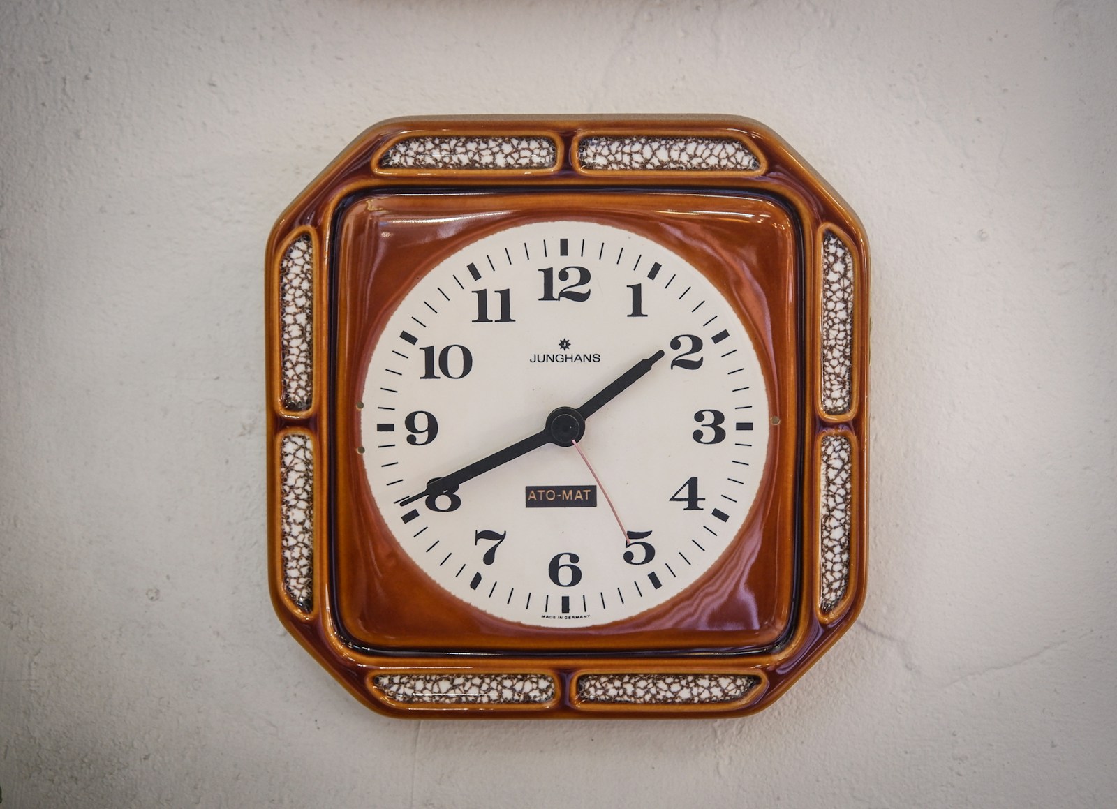 Die große Thai-Zeit-Verwirrung brown wooden framed white analog wall clock