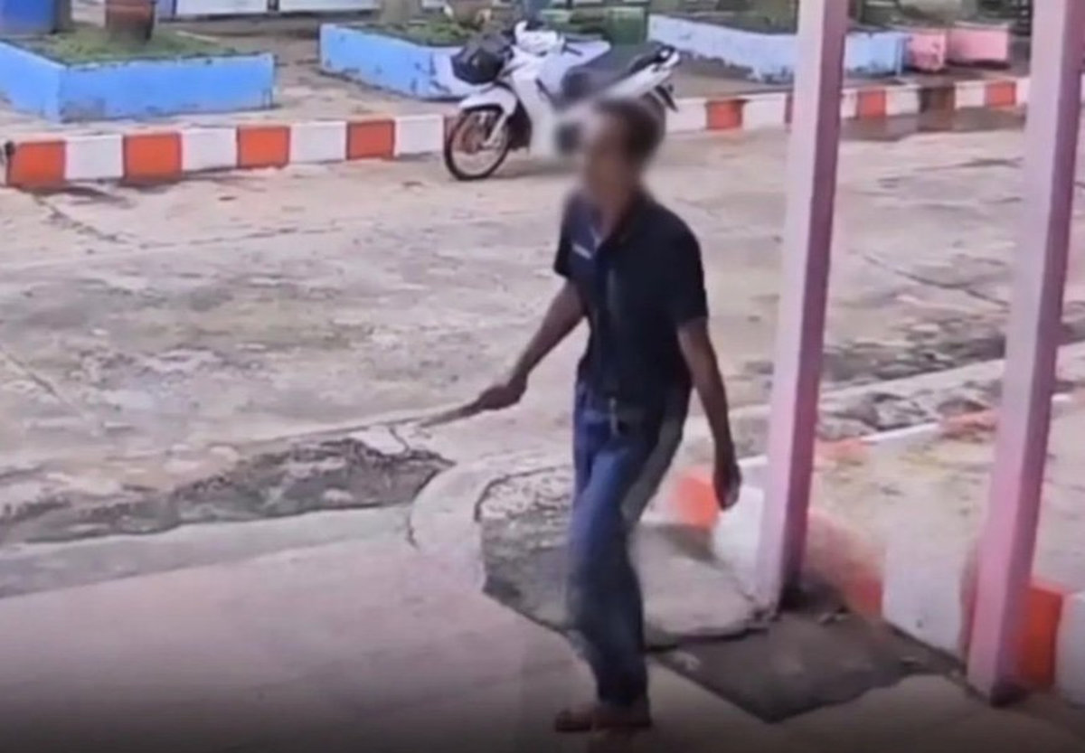 Mann stürmt in Schule – Messer in der Hand