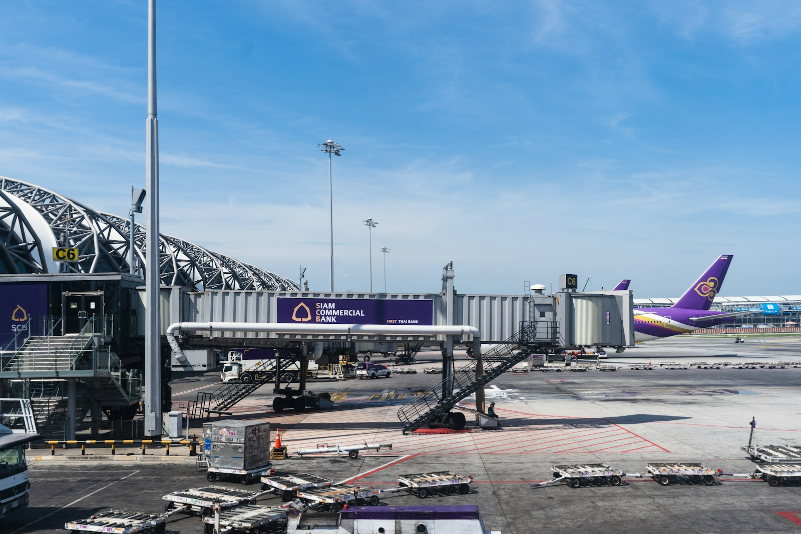 Neue Flugrouten: Thailand wird 2025 zum Hotspot! white and blue industrial machine under blue sky during daytime