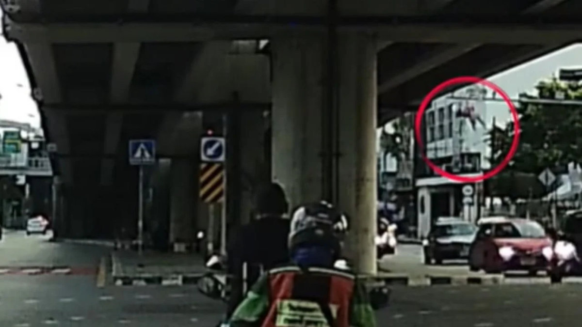 VIDEO: Motorradfahrer schläft ein – Passagierin fällt von Brücke VIDEO: Motorradfahrer schläft ein – Passagierin fällt von Brücke