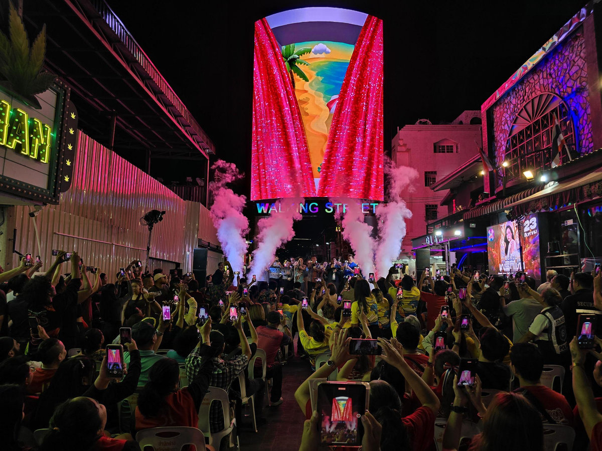 Walking Street erstrahlt: Neue LED-Wände feiern Premiere