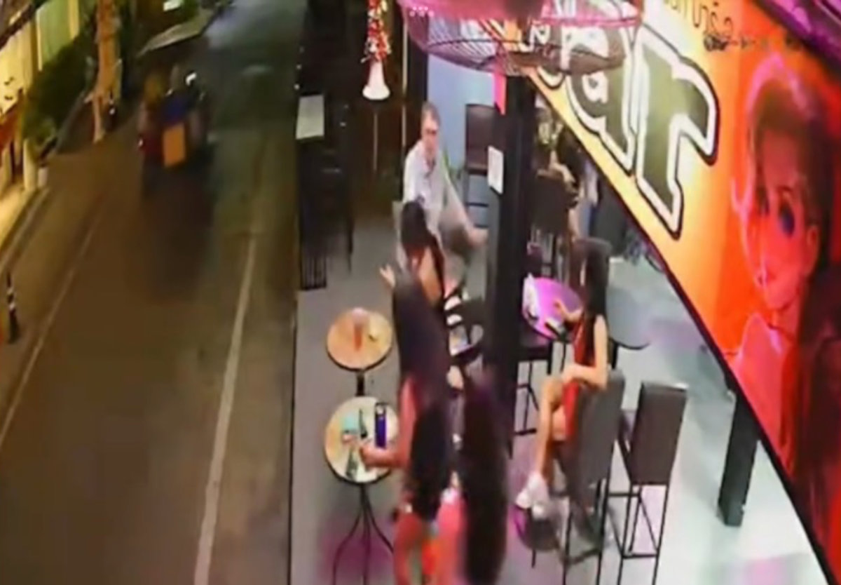 VIDEO: Brite attackiert Barfrau – Armbruch des Angreifers