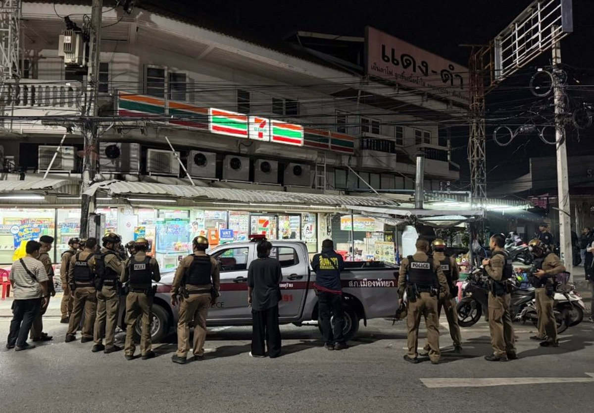 VIDEO: Bewaffneter Ausländer in 7-Eleven verschanzt