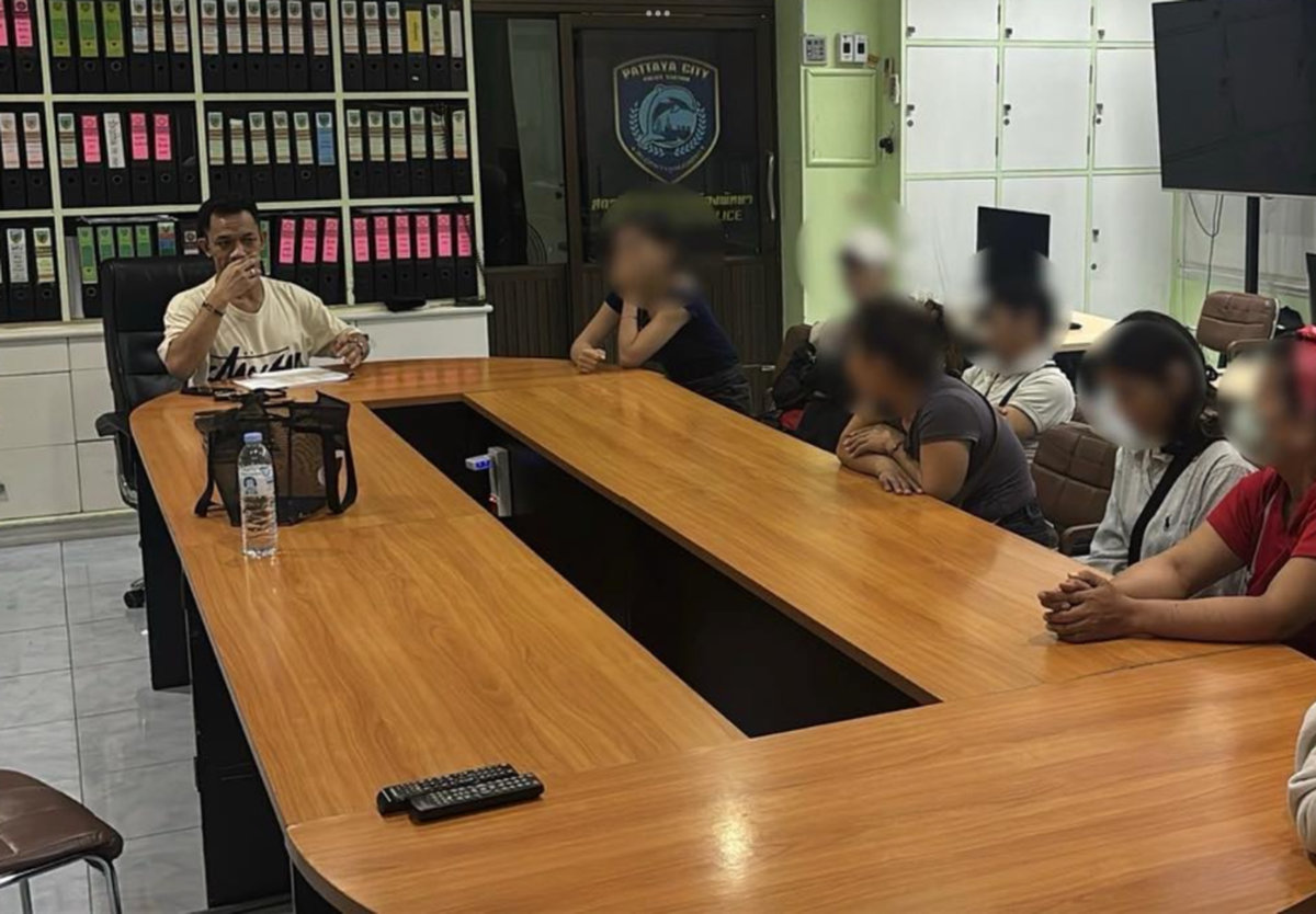 Ausländer ohne Lizenz verkaufen am Pattaya Beach