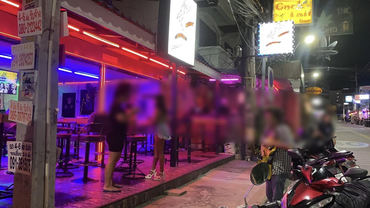 Pattaya: Unbekleideter Mann schockiert Touristinnen und Barpersonal