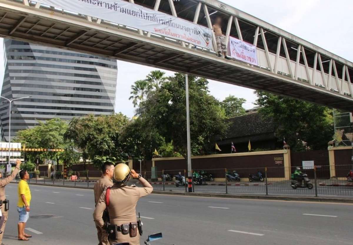Ausländer stürzt von Brücke in Bangkok