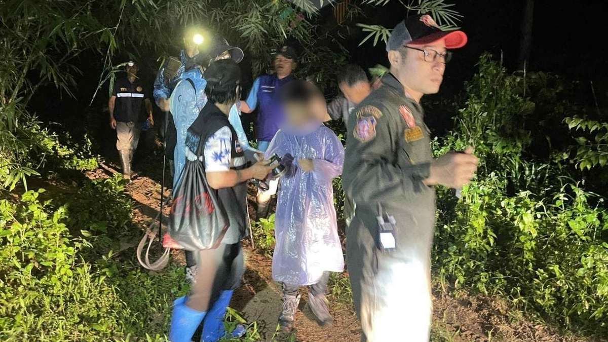 Ausländische Familie im Dschungel verloren