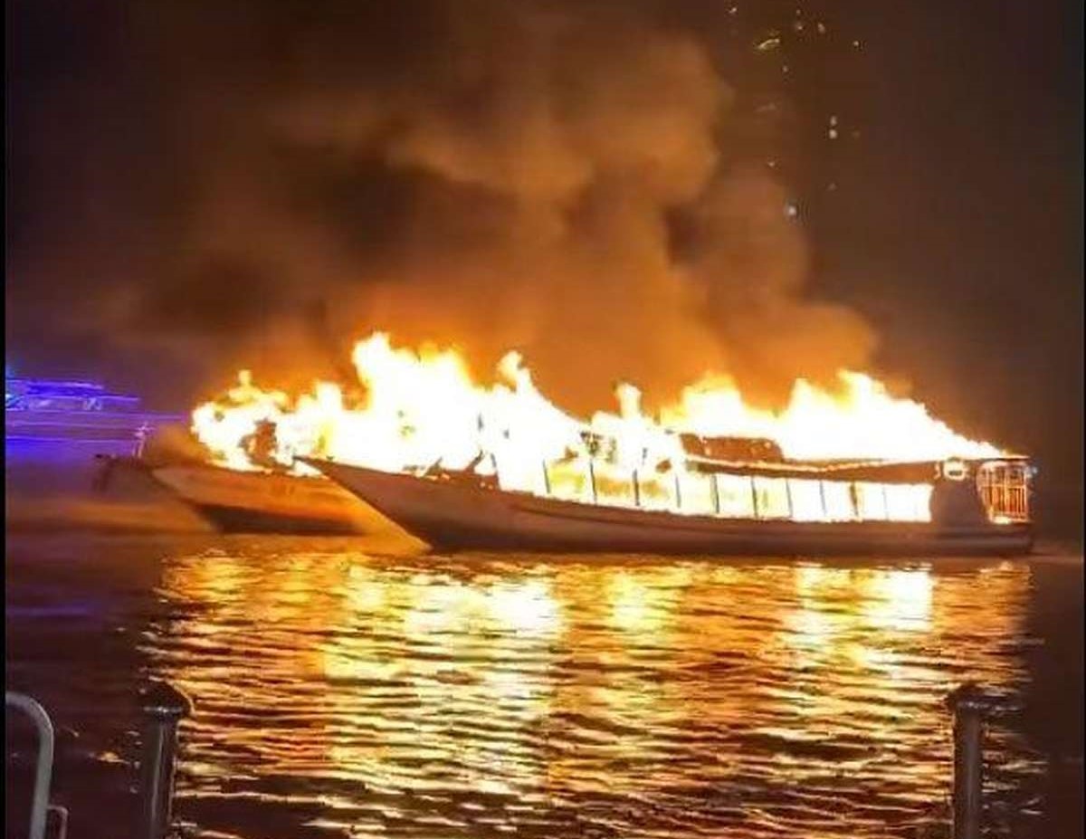 Bangkok: Feuer-Inferno auf dem Fluss Bangkok: Feuer-Inferno auf dem Fluss