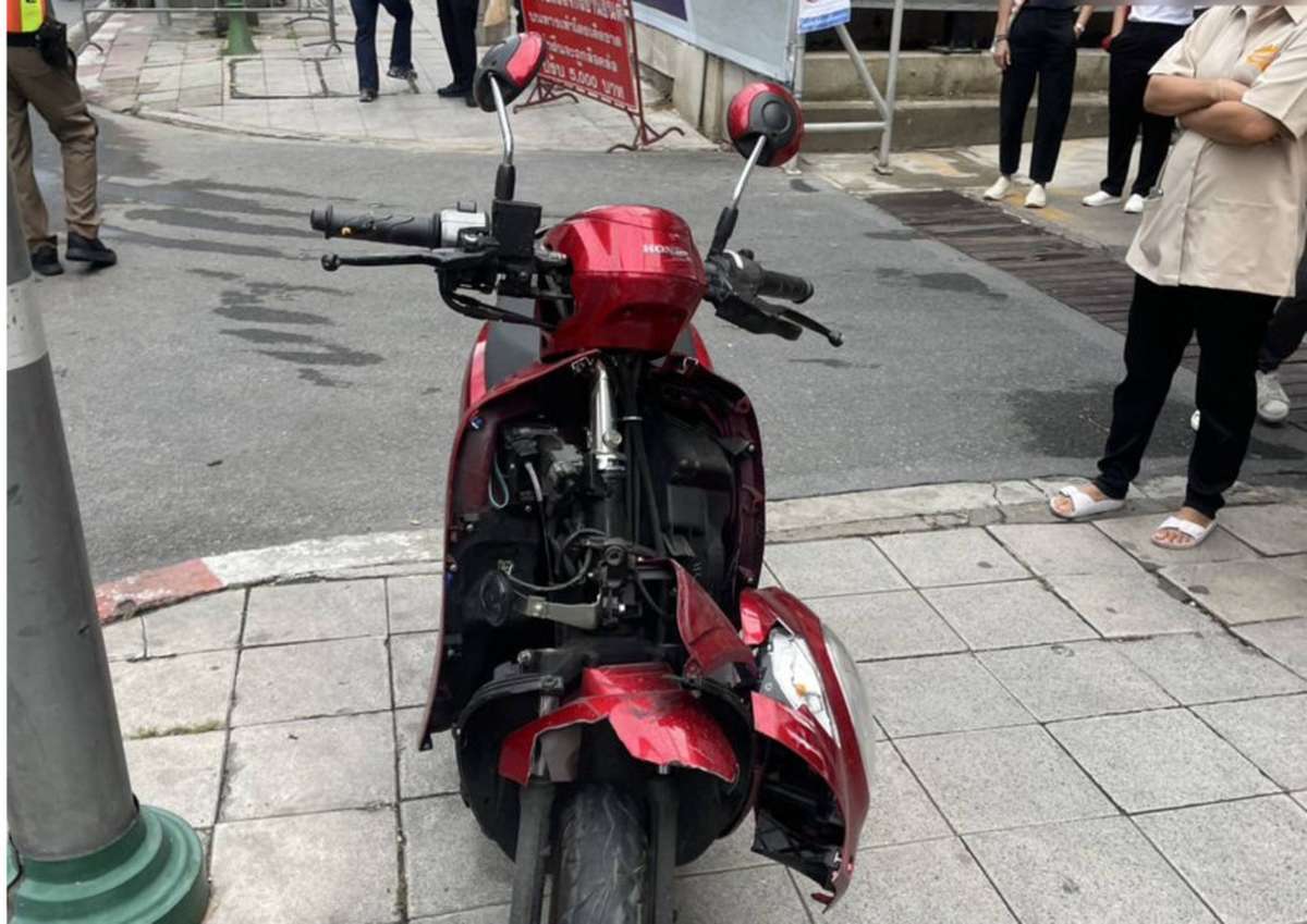 Bus überrollt Motorradfahrer in Bangkok