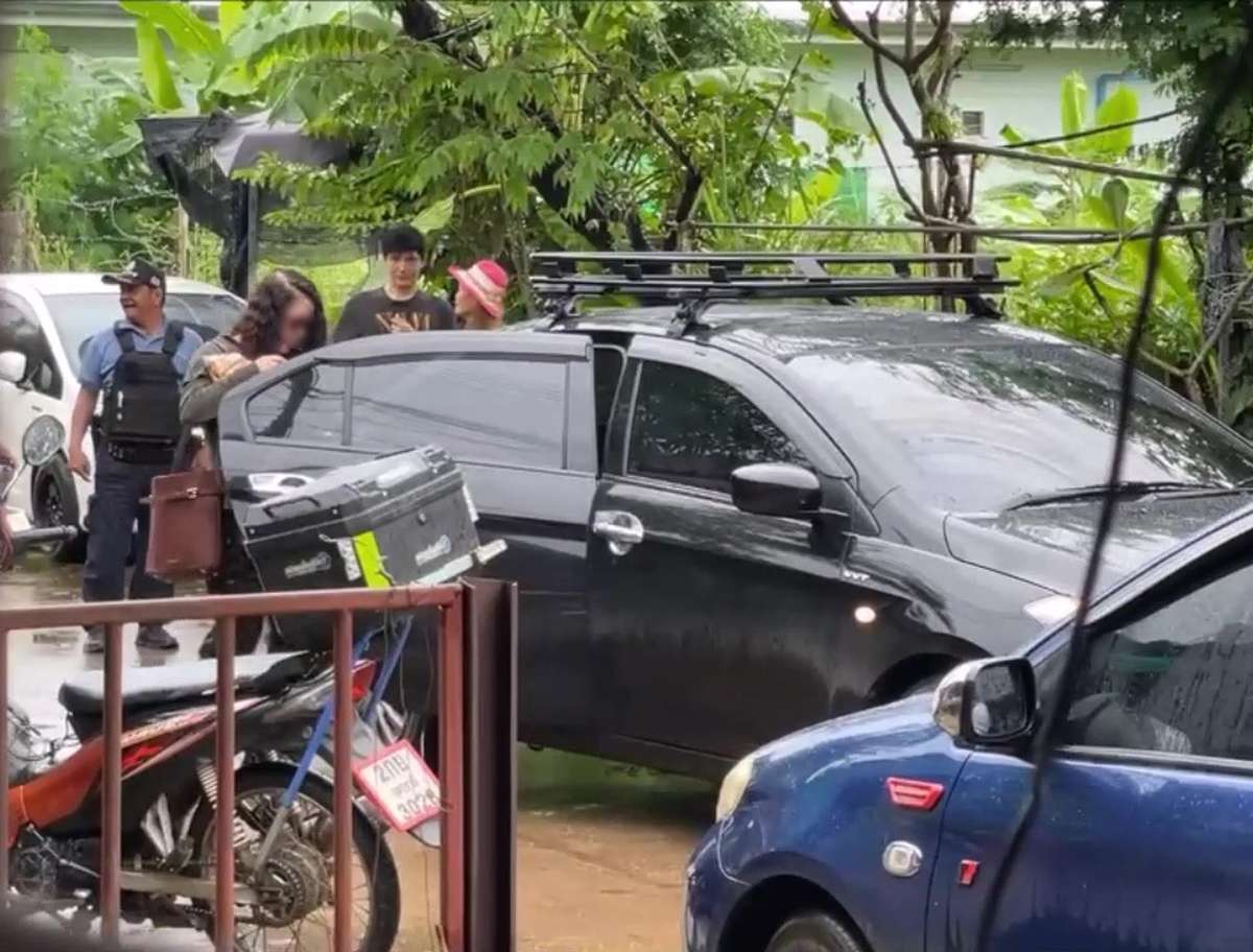 Skurriler Antrag mit Koffer