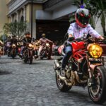 Thailands Motorrad-Gangs: Tödliche Straßenjagd Motorcyclists ride together down a brick road.