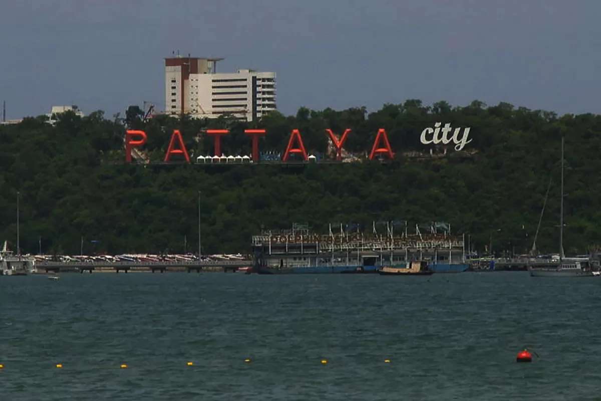 Touristen urinieren am Strand