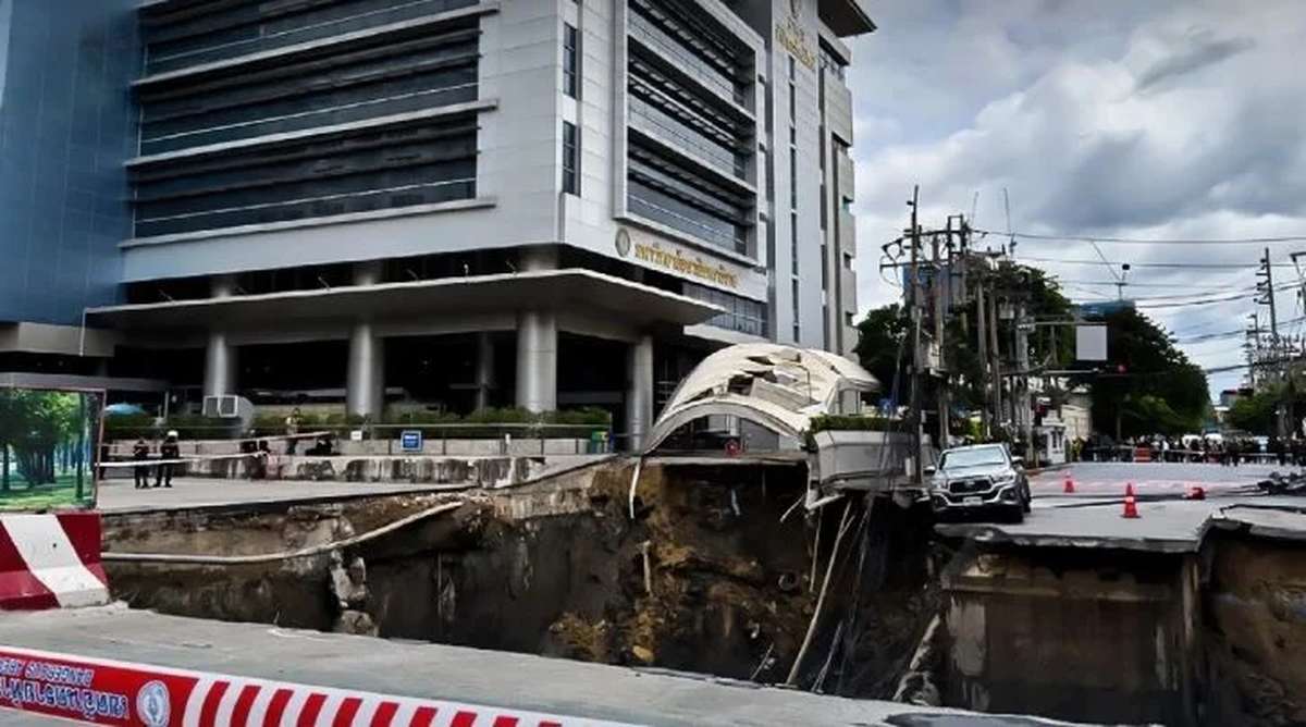 VIDEO: Straßeneinsturz bei Bangkok-Hospital