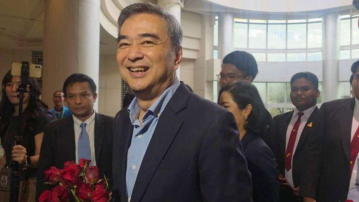 Abhisit kehrt an Spitze der Demokraten zurück