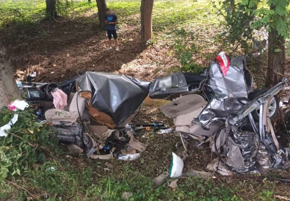 Auto in zwei Teile gerissen - Fahrer überlebt!