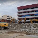 Bangkoks Riesen-Sinkloch: Polizeiwache abgerissen! Bangkoks Riesen-Sinkloch: Polizeiwache abgerissen!