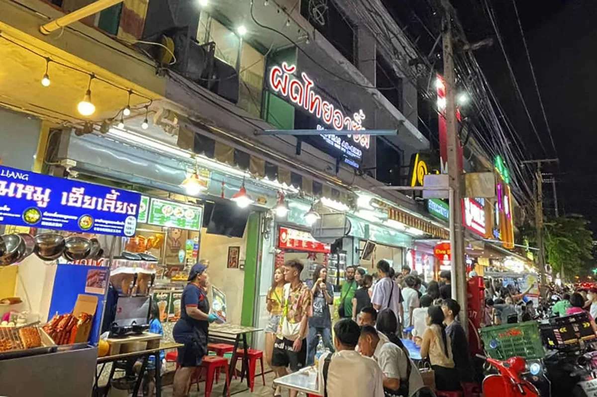 Bangkoks Straßenküchen in Gefahr: Garküchen von Gehwegen verbannt!