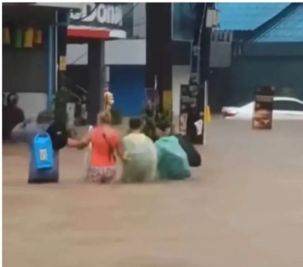 EILMELDUNG: Sturzfluten in Khao Lak - Touristen fliehen