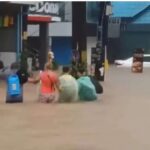 EILMELDUNG: Sturzfluten in Khao Lak - Touristen fliehen EILMELDUNG: Sturzfluten in Khao Lak - Touristen fliehen