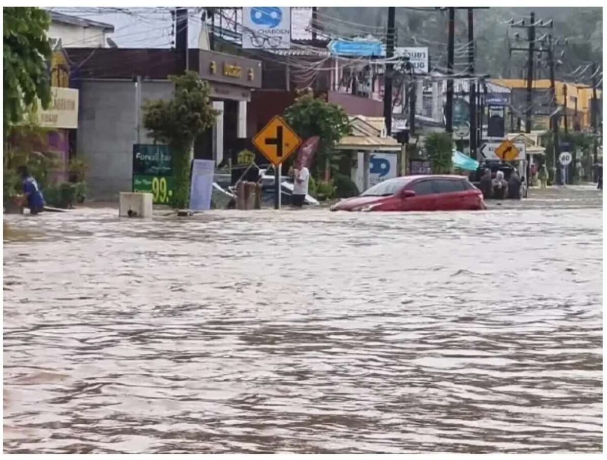 EILMELDUNG: Sturzfluten in Khao Lak - Touristen fliehen