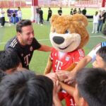 FC Bayern landet in Thailand - Fans feiern! FC Bayern landet in Thailand - Fans feiern!