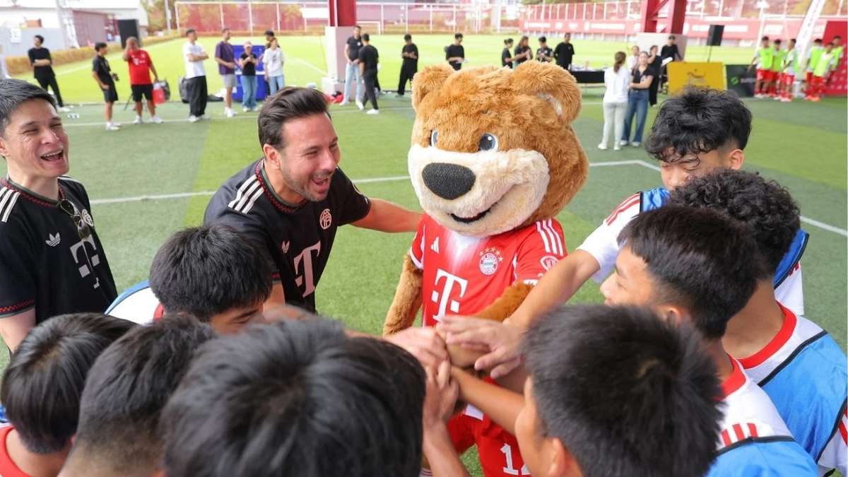 FC Bayern landet in Thailand – Fans feiern!