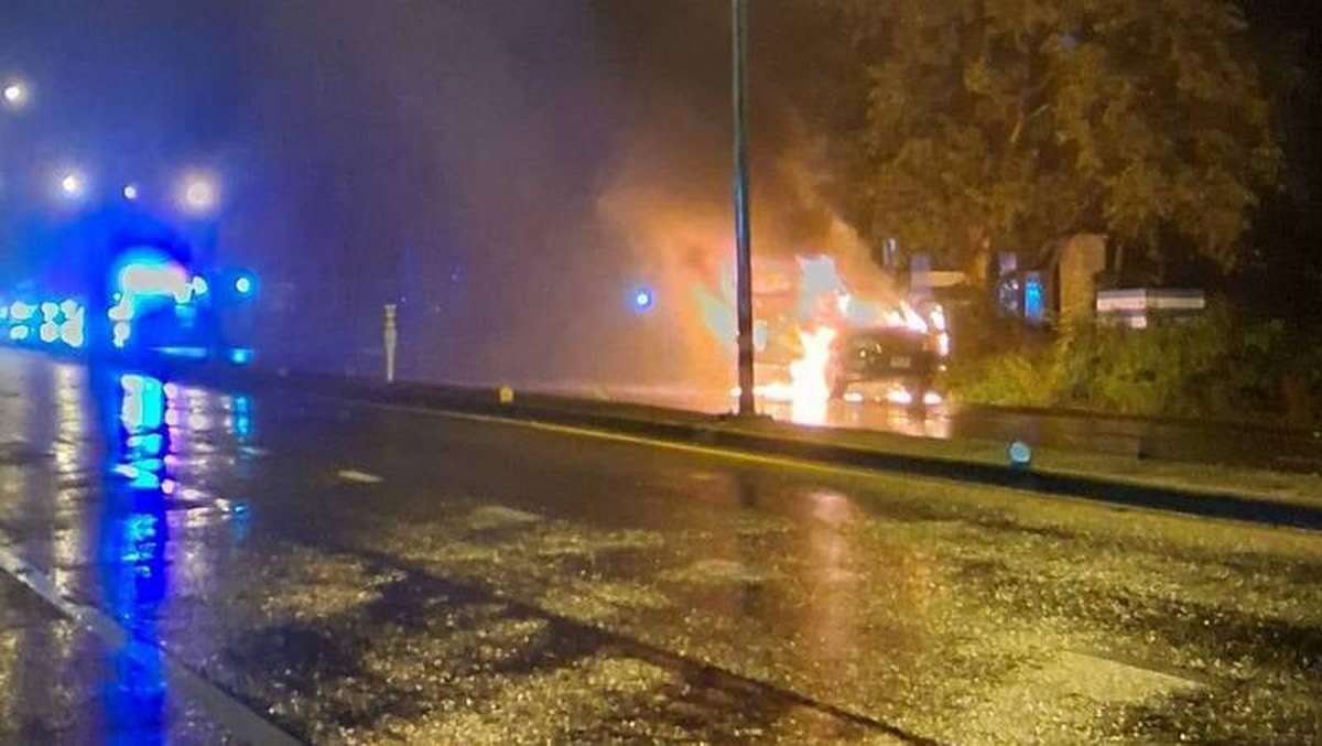 Ford in Flammen: Fahrer gerettet