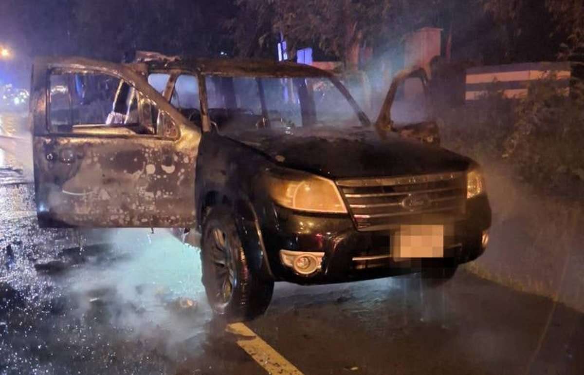 Ford in Flammen: Fahrer gerettet