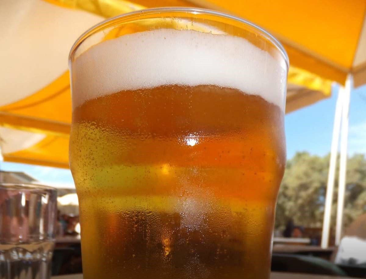 Kein Bier am Strand! Touristen droht Geldstrafe