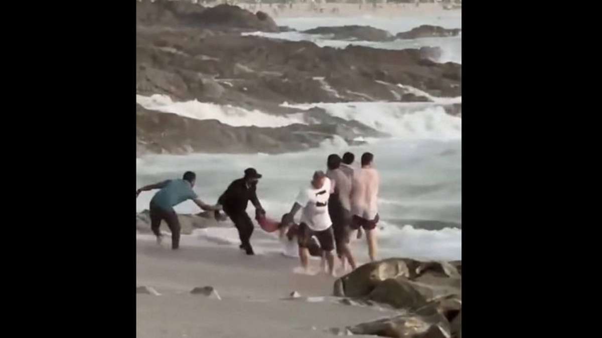 Monsterwelle reißt Touristen ins Meer