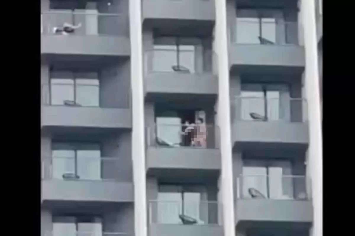 Paar mit anstößiger Handlung auf Balkon in Pattaya erwischt