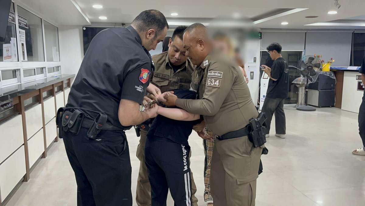 Pattaya: Aggressive Touristin schlägt Polizisten