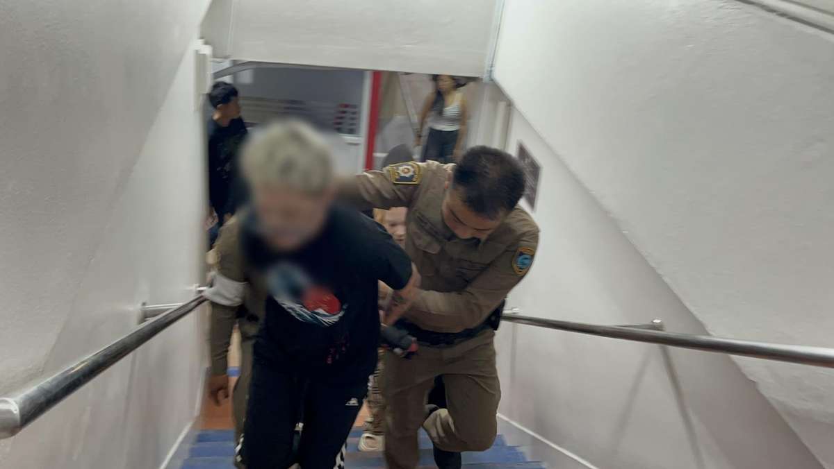 Pattaya: Aggressive Touristin schlägt Polizisten