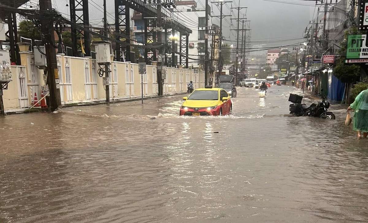 Phuket versinkt im Regen (VIDEO)