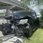 Pickup kracht in Strommast – Mutter und Kind verletzt!