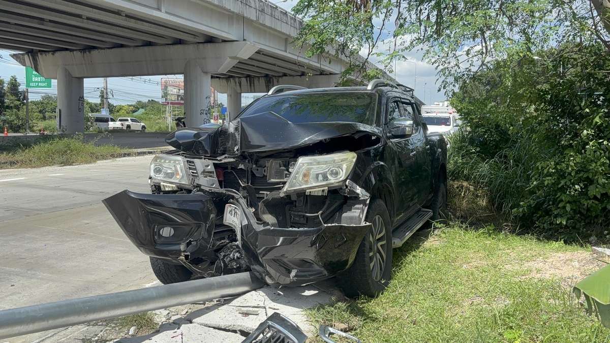 Pickup kracht in Strommast – Mutter und Kind verletzt!