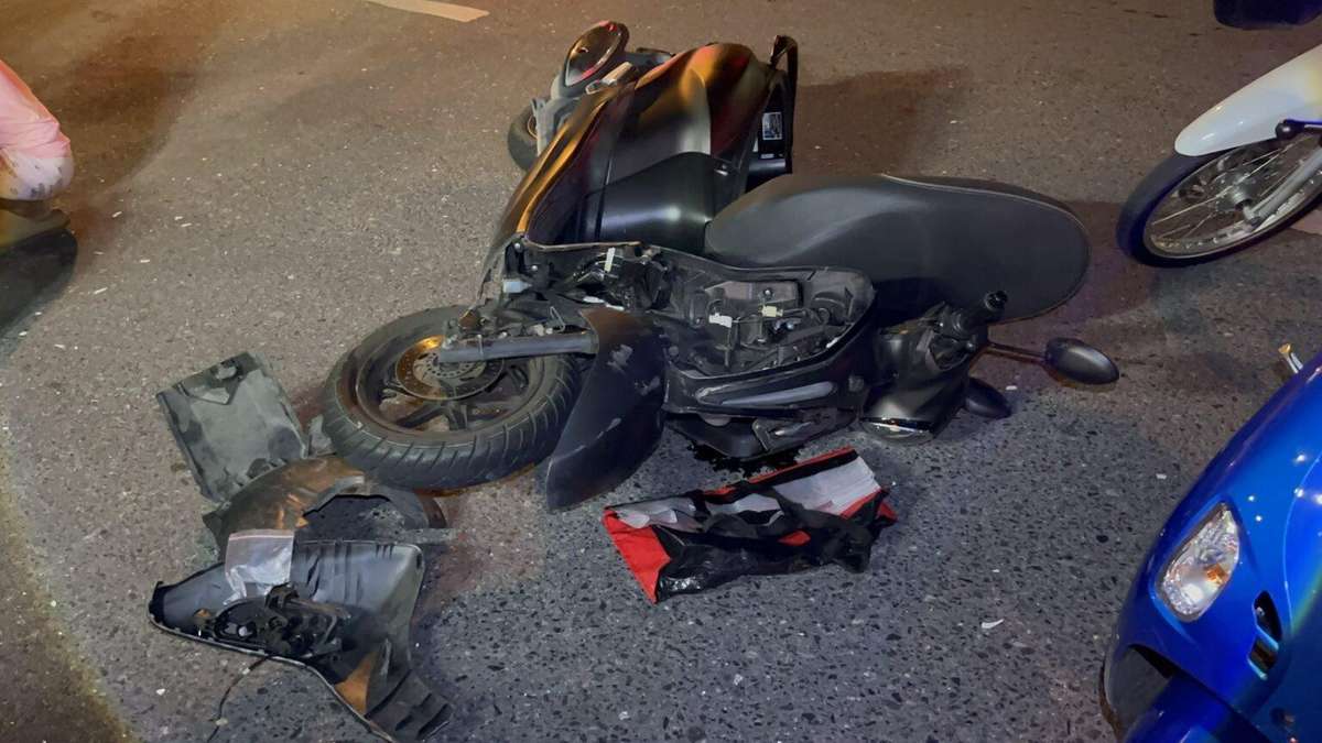 Teenager kracht bei Rotlicht in Pattaya in Auto